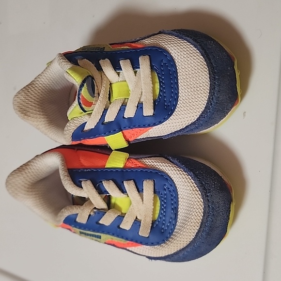 Puma sneakers. Toddler. Size 4C - Picture 2 of 9